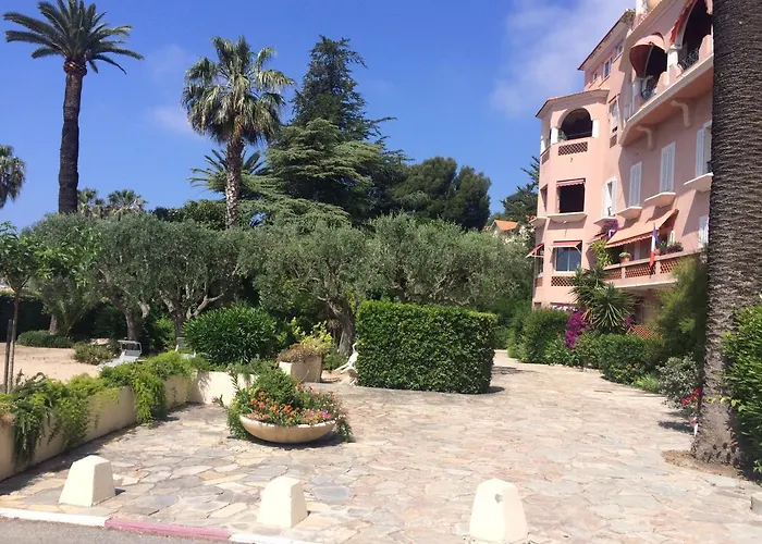 L Annexe 50M De La Plage