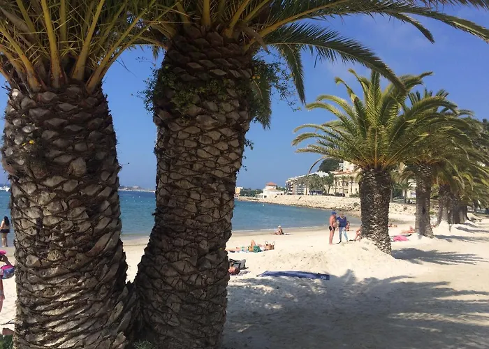 L Annexe 50M De La Plage